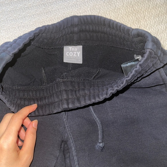 Aritzia Tna Boyfriend 5” cozy fleece sweat shorts - Picture 5 of 9